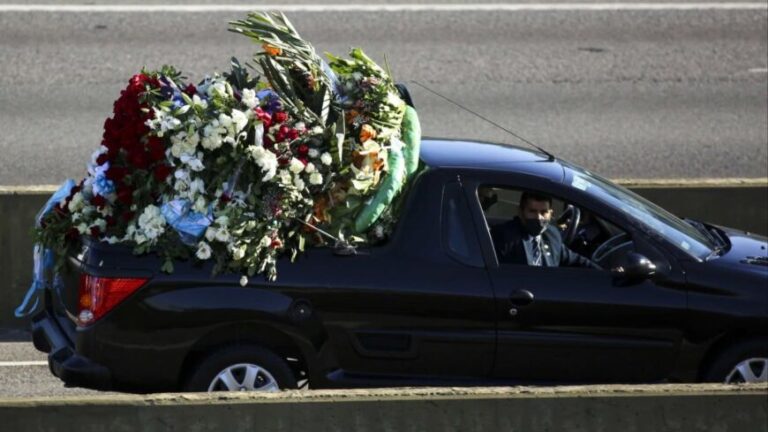 El féretro con los restos de Maradona ya llegó al cementerio de Bella Vista