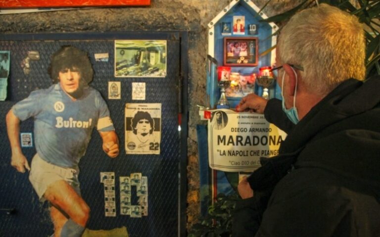 Nápoles y un mensaje de despedida a Maradona: "Es el momento de las lágrimas"