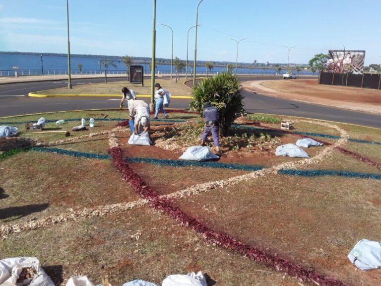 Operarios municipales continúan con los trabajos de embellecimiento en la costanera de Posadas