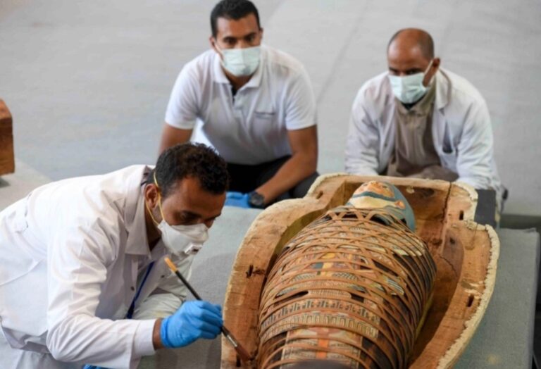 Descubren cien sarcófagos intactos en Egipto: tienen más de 2.000 años de antigüedad