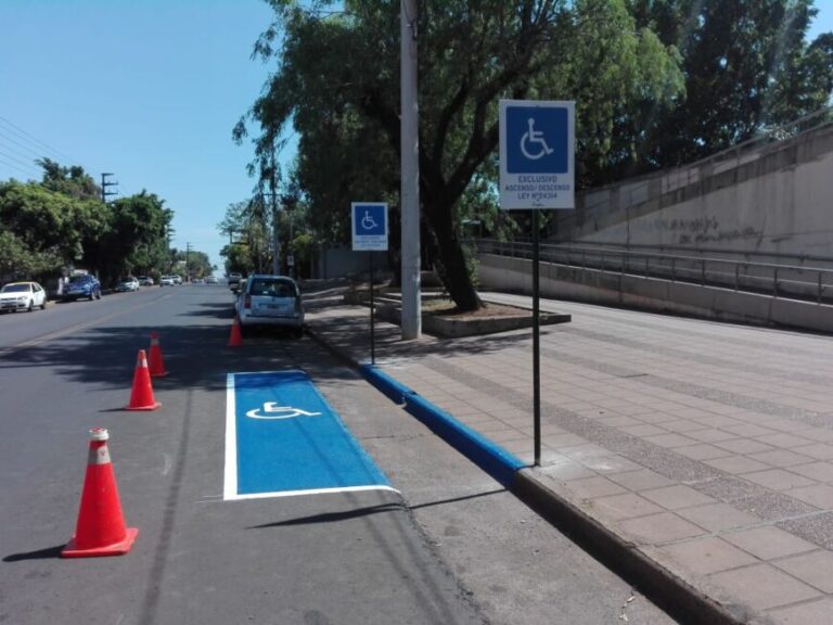Operarios municipales señalizan espacios para personas con discapacidad en Posadas