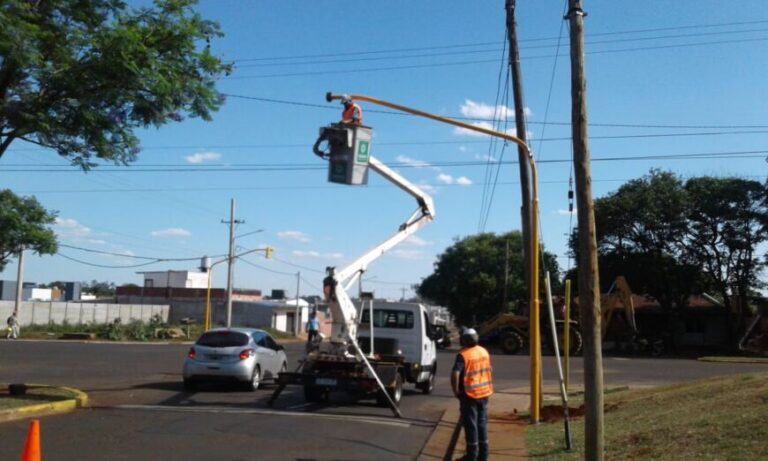 Posadas: la Municipalidad instaló un semáforo nuevo en el cruce de las avenidas Martín Fierro y Aguado