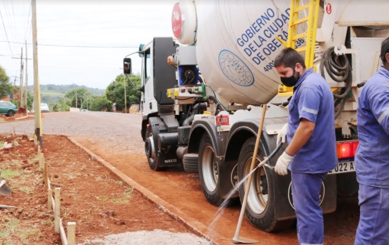 Operarios municipales de Oberá ejecutan obras de infraestructura en diferentes sectores de la ciudad