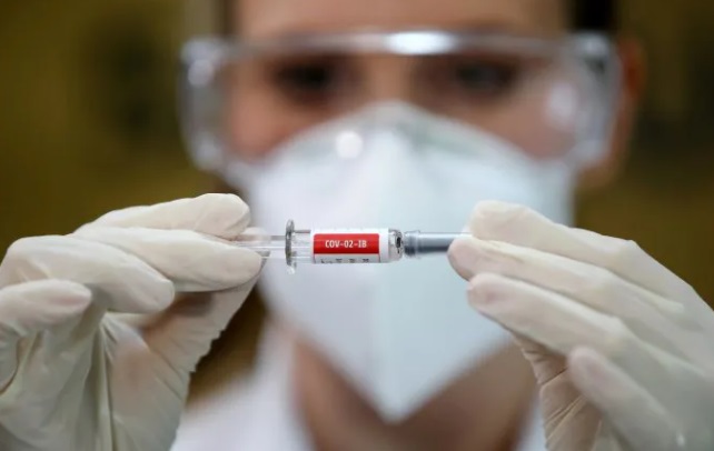 Covid-19: en Brasil suspendieron los ensayos de la vacuna china por un "incidente grave"