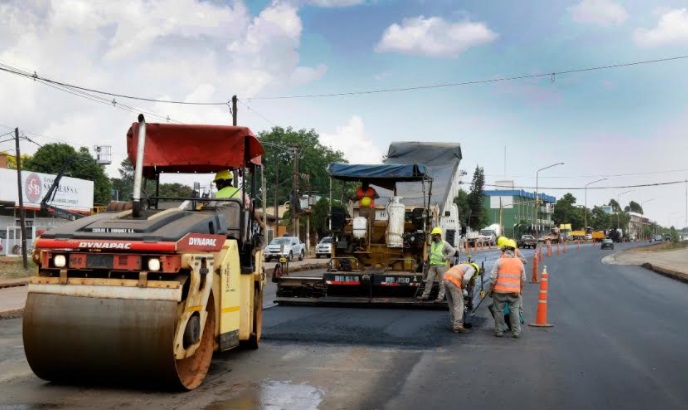 Vialidad ejecuta obras de pavimentación sobre la avenida Tulo Llamosas en Posadas