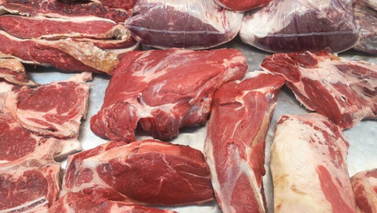 El precio de la carne aumentó 55% en el último año y cayó el consumo interno