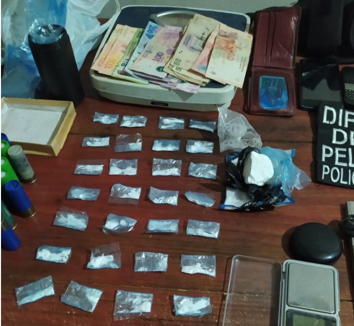 Desbarataron otro "kiosco" narco en Posadas: secuestraron 33 envoltorios de cocaína y dinero