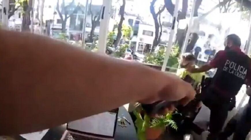 El momento exacto en que le dispararon al hombre que atacó a una mujer en CABA