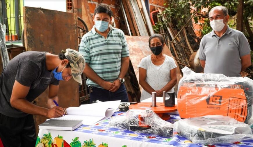 Entregaron elementos de herrería y pinturas a emprendedor posadeño