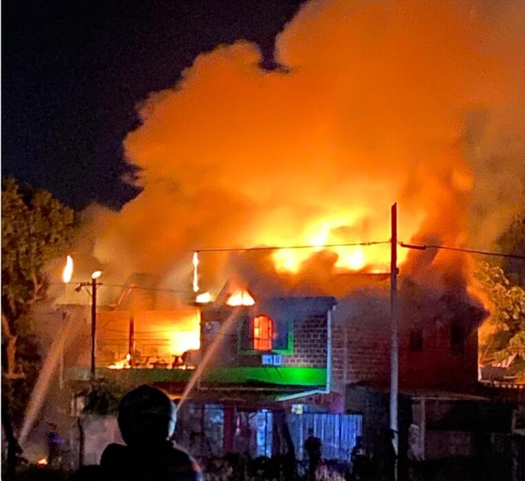 Incendio consumió casi por completo una vivienda en Iguazú: no hubo heridos