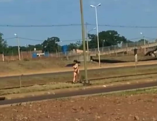 Viral: aparecieron imágenes de una mujer caminando en paños menores por la costanera de Miguel Lanús