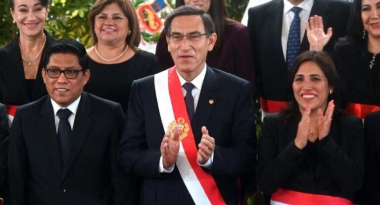 Perú: el Congreso destituyó al presidente Vizcarra