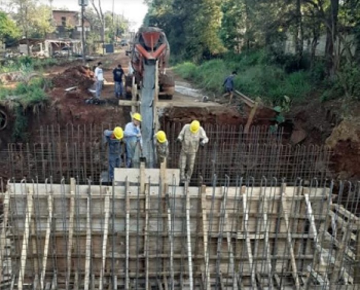 Vialidad avanza con obras de nuevos puentes en Puerto Esperanza y Colonia Delicia