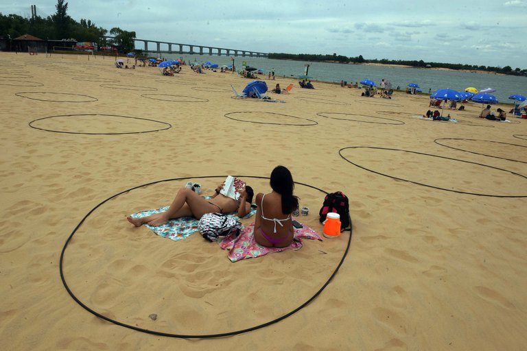 Coronavirus: Rosario habilitó sus playas con círculos en la arena