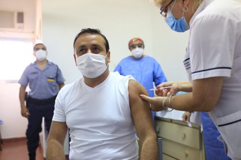 Herrera Ahuad recibió la primera dosis de la vacuna contra el Covid-19