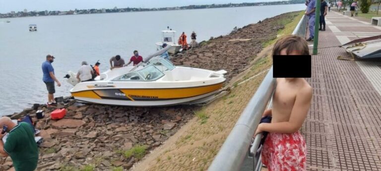 Costanera de Posadas: una lancha casi se hunde en el Paraná