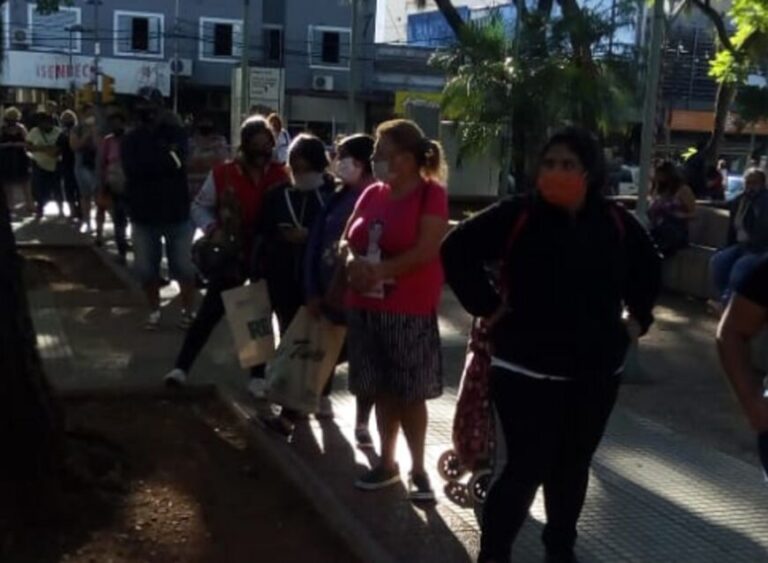 Desde tempranas horas, largas filas para adquirir productos de "El Mercadito Solidario" en la plaza San Martín