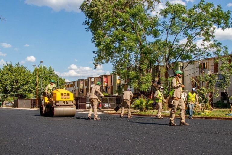 Operarios municipales concretaron los trabajos de asfaltado sobre la avenida Centenario de Posadas