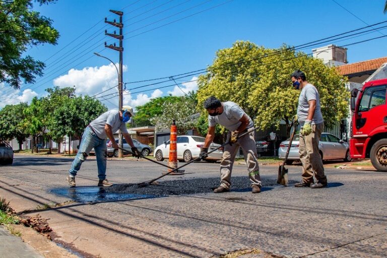 Operarios municipales concretaron trabajos de bacheo en diferentes calles posadeñas
