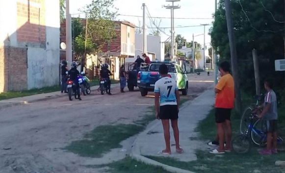 Horror: le clavaron un cuchillo en la cabeza a un hombre en medio de una pelea en Corrientes