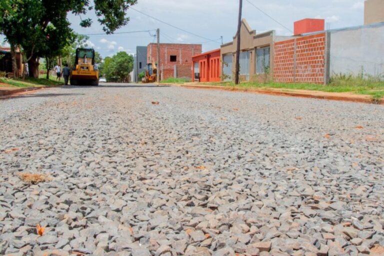 Operarios municipales concretan arreglo de calles en la chacra 114 de Posadas