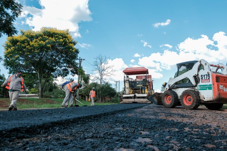 Vialidad provincial ejecuta el asfaltado de la avenida Nicanor en San Pedro