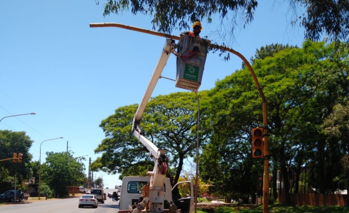 Operarios municipales instalan y reparan semáforos en diferentes sectores de Posadas