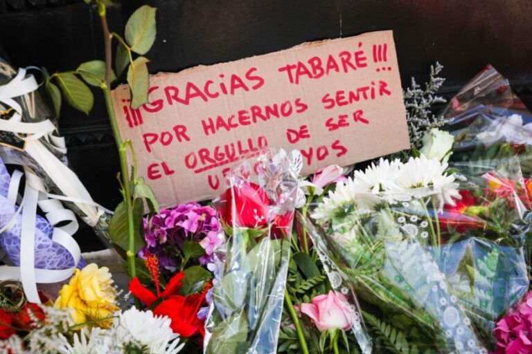 Aplausos, flores y banderas: la emotiva despedida a Tabaré Vázquez
