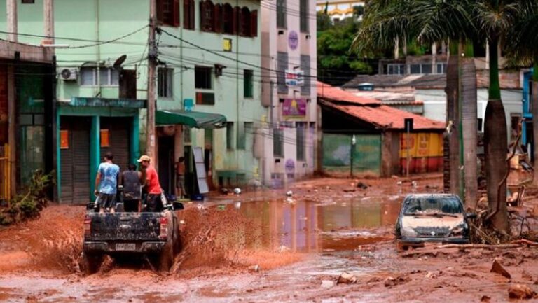 Brasil: al menos 10 muertos por fuertes lluvias y aludes en Santa Catarina