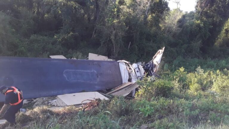Caraguatay: un chofer murió en el acto tras volcar el camión que conducía