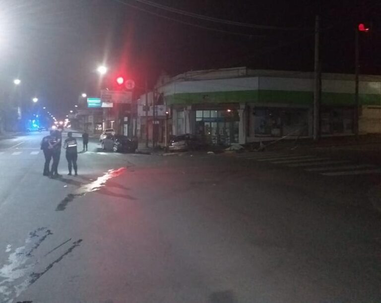 Posadas: una mujer de 34 años murió en un choque entre dos autos en la avenida Uruguay