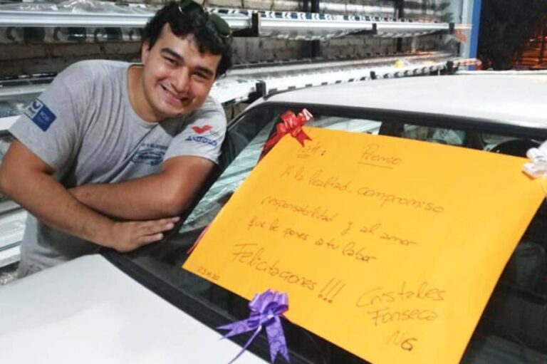 "Premio a la lealtad": cumplió el sueño de su empleado y le regaló su primer auto