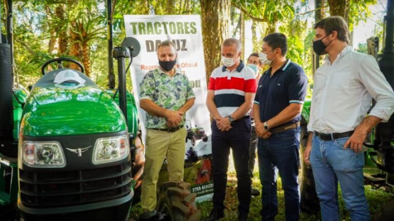 Entregaron 7 nuevos tractores a productores misioneros en Garuhapé
