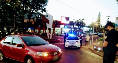 Joven fue embestida por un auto sobre la avenida Sarmiento en Oberá