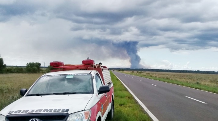 Incendios en Ituzaingó: bomberos lograron contener las llamas pero continúa el alerta por la sequía