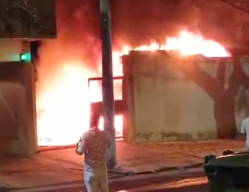 Posadas: bomberos sofocaron un incendio en el garage de un edificio del barrio Villa Sarita