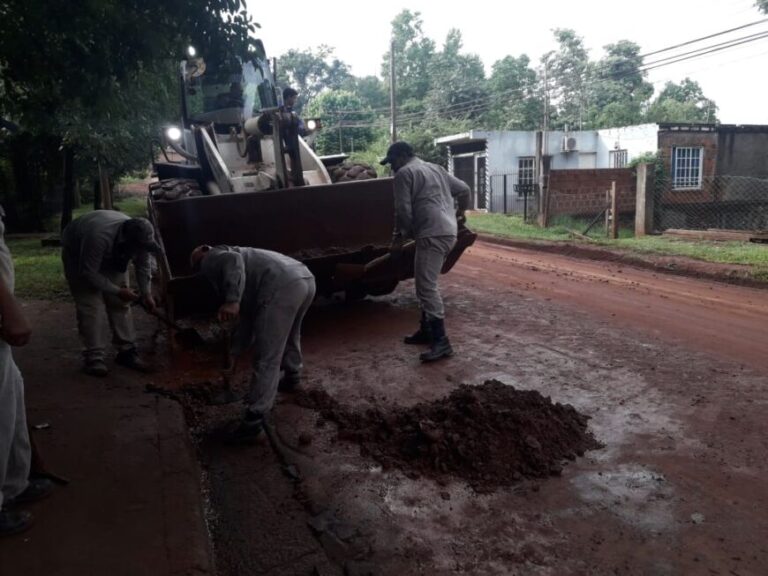Operarios municipales obereños ejecutan trabajos de limpieza en desagües pluviales