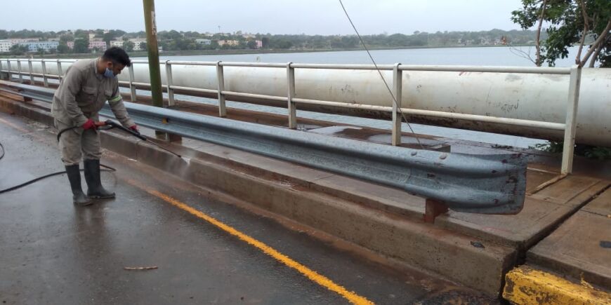 Posadas: operarios municipales realizan trabajos de limpieza en el puente Blas Parera