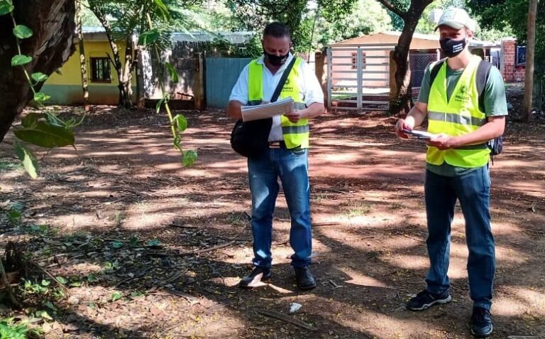 Agentes municipales ejecutan notificaciones por quemas ilegales en Posadas