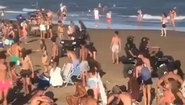 Policías dispersaron a cientos de jóvenes en la playa de Pinamar