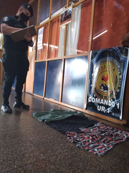 Posadas: robó prendas de vestir de un local comercial en pleno centro y terminó preso 1 2 - Prendas robadas - 1