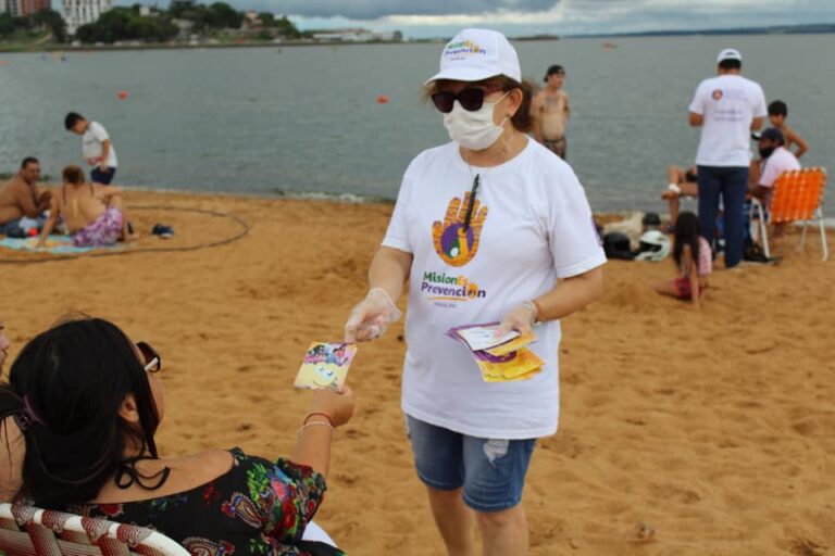 Promotores concientizaron sobre el consumo de drogas en playas de Posadas y calles de Iguazú