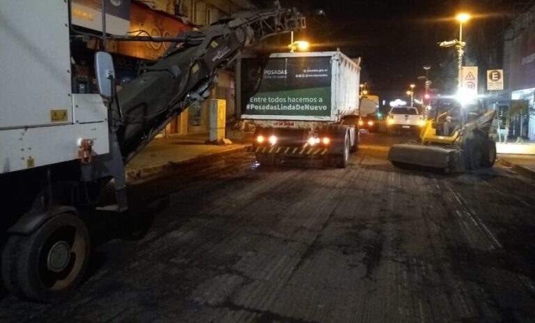 Operarios municipales ejecutan trabajos nocturnos de repavimentación en calles posadeñas