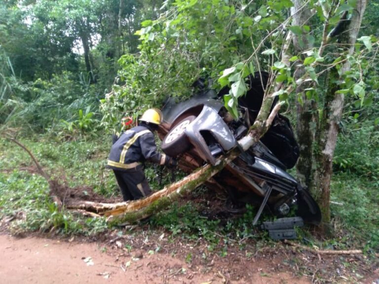 Tragedia en Iguazú: despiste de un auto provocó la muerte de dos hombres