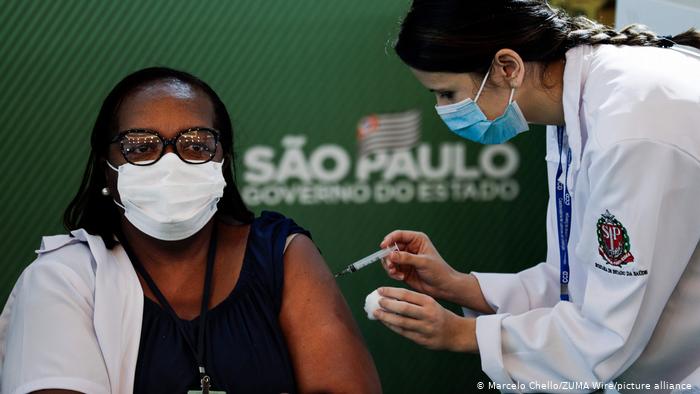 Coronavirus: Brasil aprobó el uso de dos tipos de vacuna