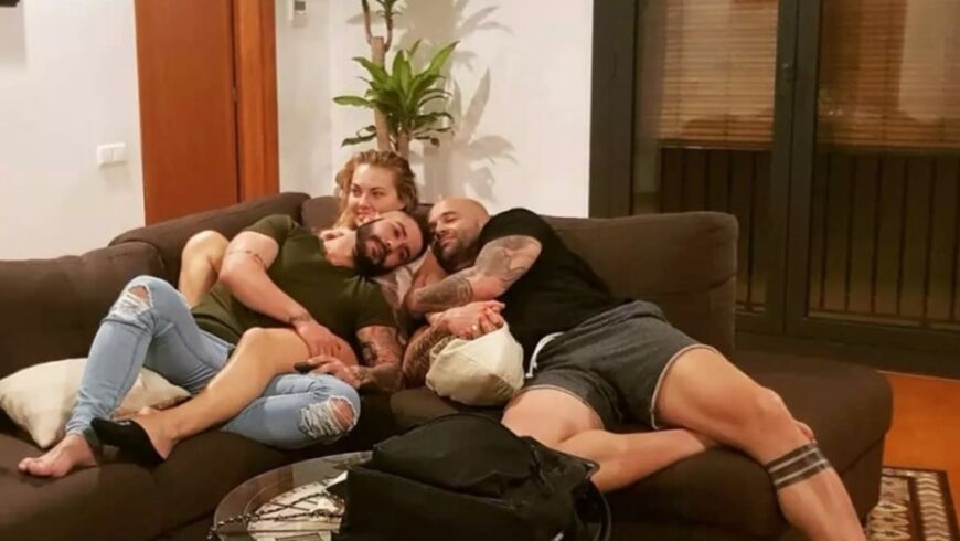 La curiosa historia de dos amigos que comparten la misma novia