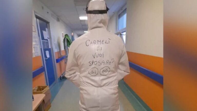 Amor en tiempos de pandemia: con el traje anticovid, un enfermero le pidió matrimonio a su novia