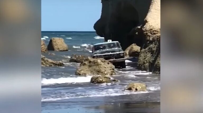 El conductor de una vieja F-100 sorprendió a todos en la playa
