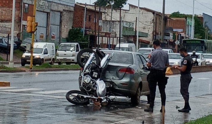 Posadas: motociclista terminó incrustado en la parte de trasera de auto