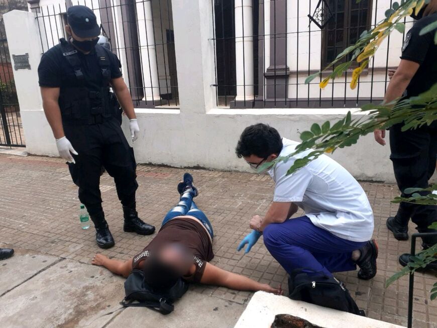 Asistieron a una mujer que se desvaneció en el centro posadeño